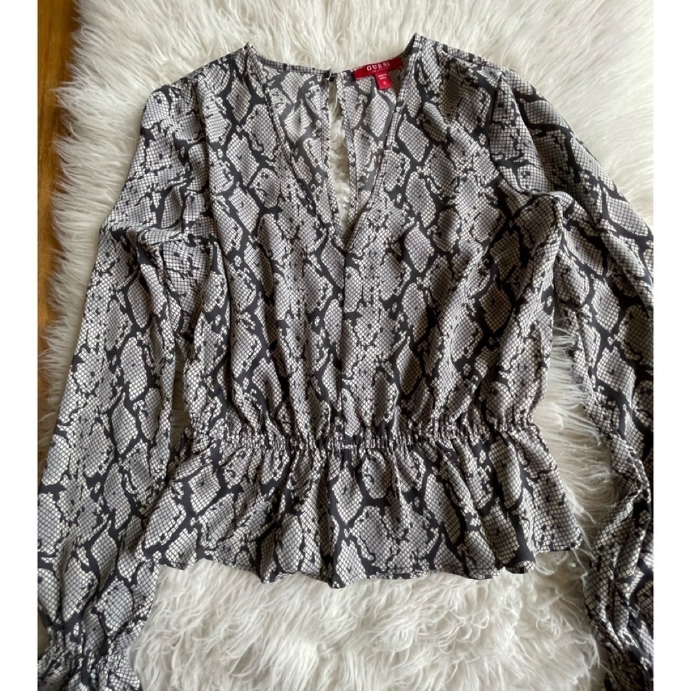 GUESS Women’s S Gray Snakeskin Print LS Peplum Top Career.